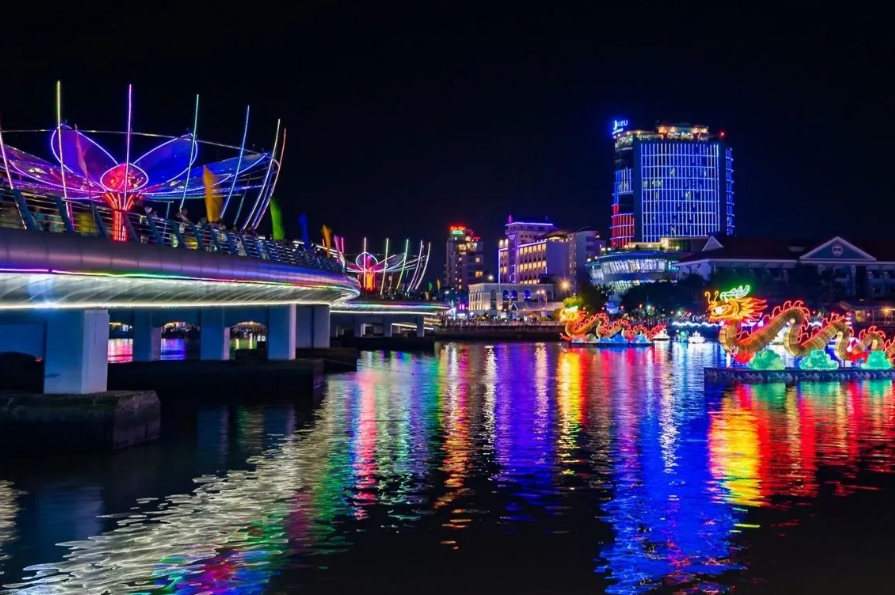 The peaceful riverside scenery viewed from Ninh Kieu Wharf at night (Photo: Collected)