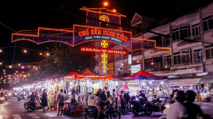 The lively atmosphere around Ninh Kieu Wharf in the evening (Photo: Collected)