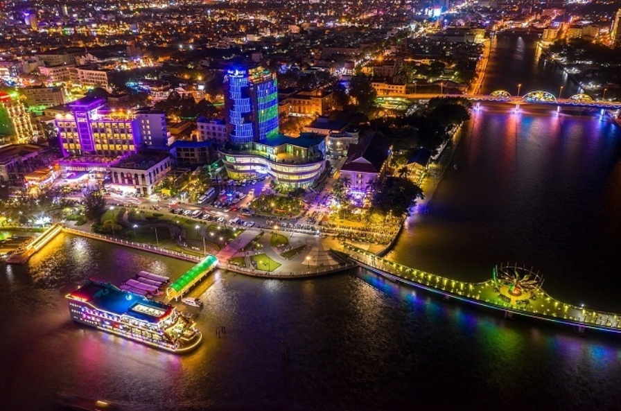 Enjoying Can Tho at night from the river (Photo: Collected)